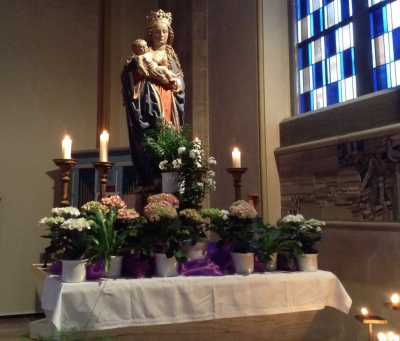 Hình ảnh bông hoa ngọn nến kính mừng Đức mẹ Maria